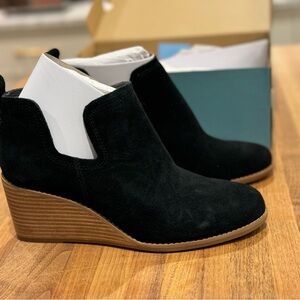 New in box Toms Kallie suede booties 8.5W